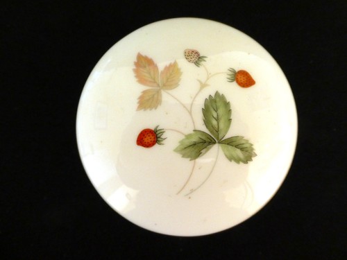 Two Wedgwood Wild Strawberry Lidded Trinket Dishes 70mm + 95mm dia Exc. Cond. - Picture 8 of 11