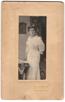 Fotografie J. Herrmann, Linden - Ruhr, Stimmungsvolles Porträt einer jungen Fra 