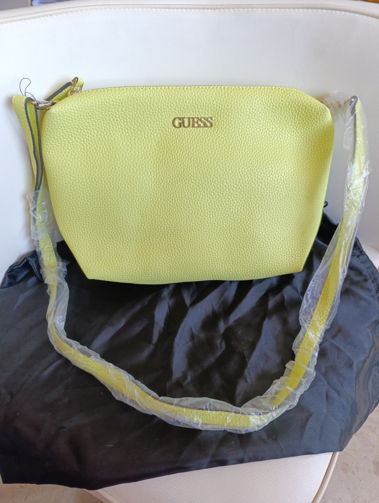 Bolso Guess amarillo limon con bandolera