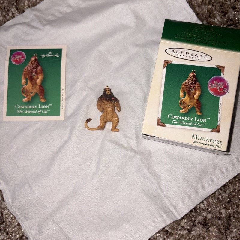 2003 Hallmark  The Wizard of Oz Cowardly Lion Miniature Ornament New-11-6-203b