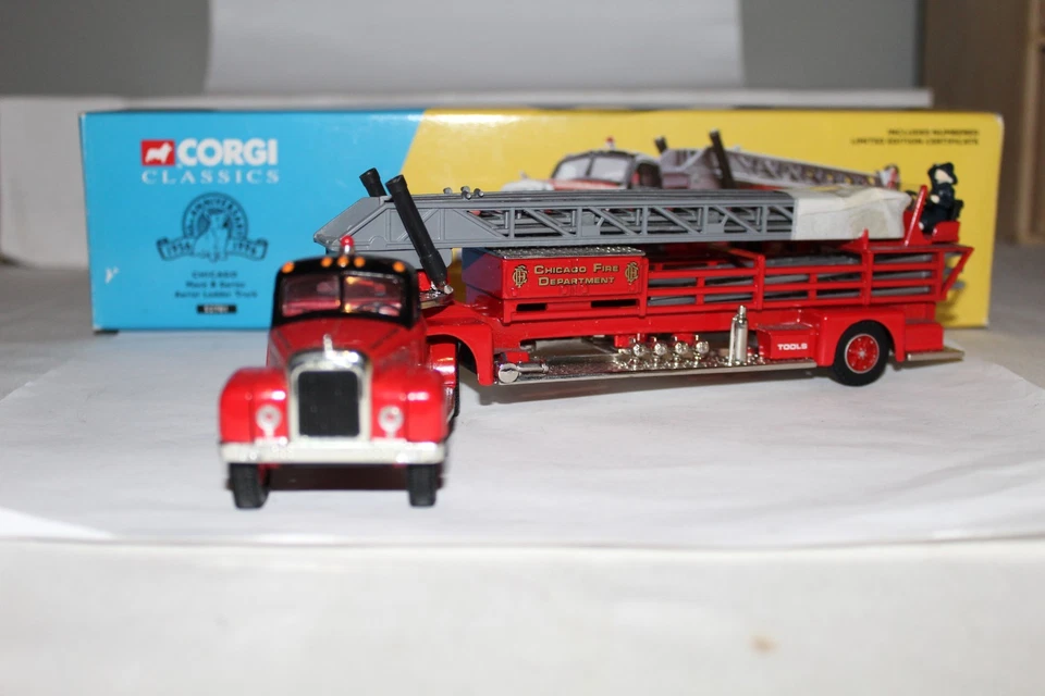 CORGI CLASSICS Mack B Series Aerial Ladder Truck Chicago Fire Dept. Ladder 38 - Image 3 of 4
