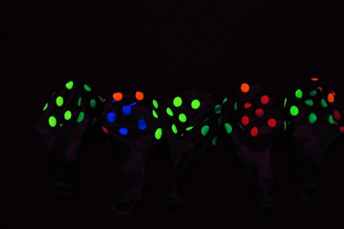 25 NEON UV Black Polka Dots 11" Glow Blacklight Reactive Party Latex Ballons - Bild 3 von 5