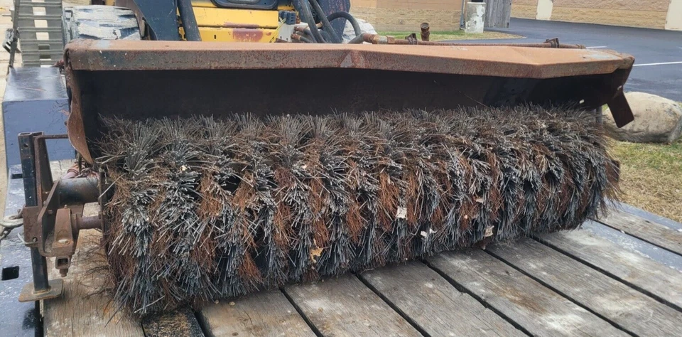 Accesorio escoba cargadora deslizante montaje en ángulo Sweepster 72"" S32C6UNH New Holland Foto 2 de 4