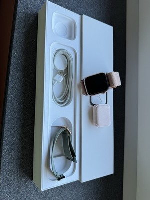 Apple Watch Series 4 40mm Aluminiumgehäuse in Gold mit Sportarmband in Sandrosa
