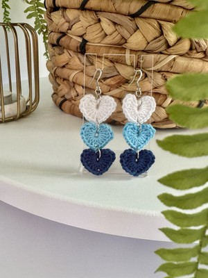 Handgefertigte gehäkelte Dreifach Herz Ohrringe - dunkelblau, blau & weiß - Boho