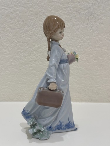 Figurina Lladro 7604 Giornate di Scuola Società Collezionisti 1988 Ragazza con fiori e custodia - Foto 9 di 10