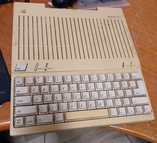 Apple IIc Plus A2S4500 COMPUTER #893M