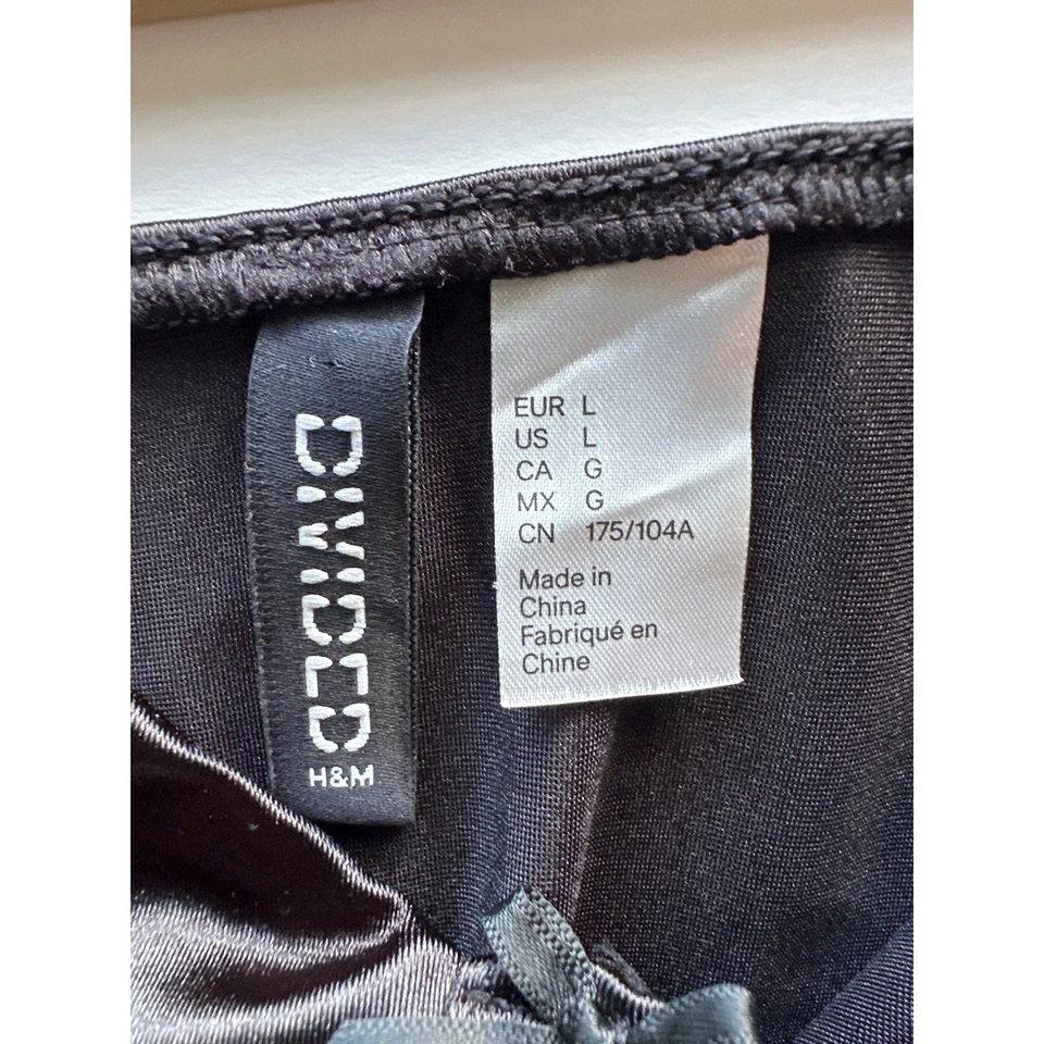 Camiseta regata feminina H&M dividida🌿 preta cetim crop top tamanho grande estilo anos 90 Y2K - Imagem 2 de 4