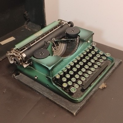 1929 Green Royal P176686 Portable Typewriter W/ Black Case Art