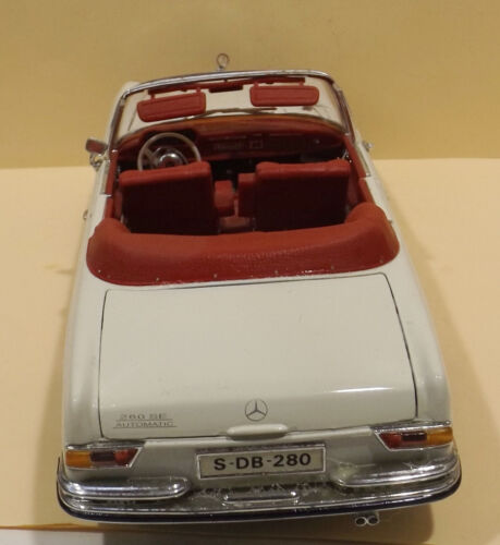 White Mercedes Benz 280SL (1966) Maisto 1/18 Car Model hobbyists - Picture 7 of 9