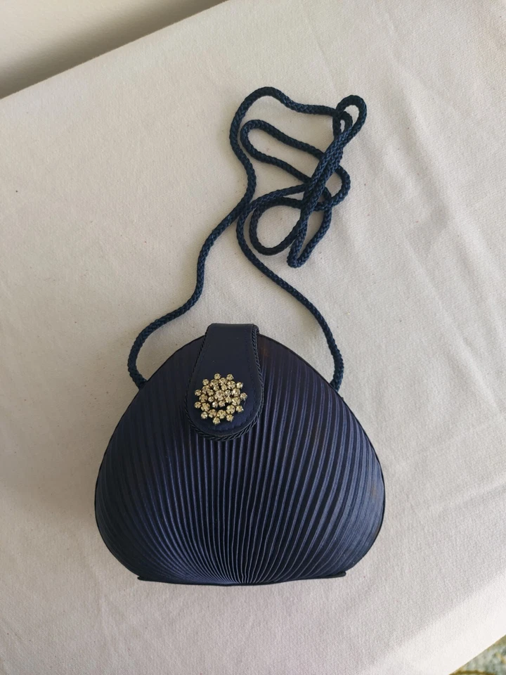 Bolso sin asas SASHA plisado azul satinado noche estrás correa para el hombro de colección Foto 2 de 4