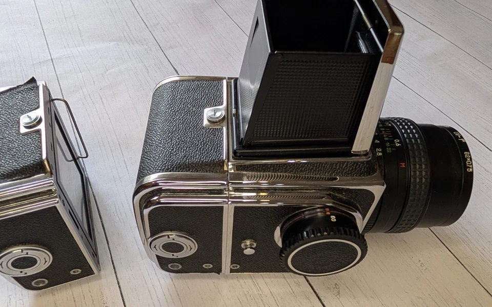 Cámara vintage Kiev-88 formato medio 6x6 con cartucho extra y lente Arsat 80 mm Foto 3 de 4