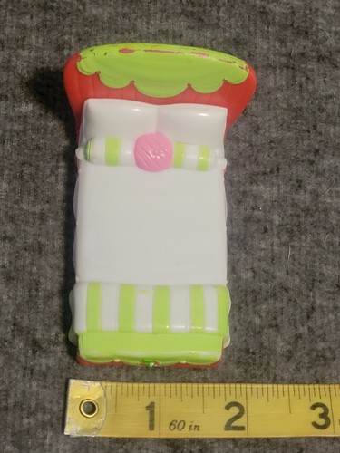 Strawberry Shortcake 2008 Hasbro Plastic Doll Bed 3" - Picture 11 of 11