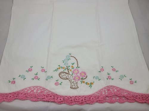 Vintage bestickter Blumenkorb Kissenbezüge rosa gehäkelte Kante Kissenhülle Set - Bild 4 von 6