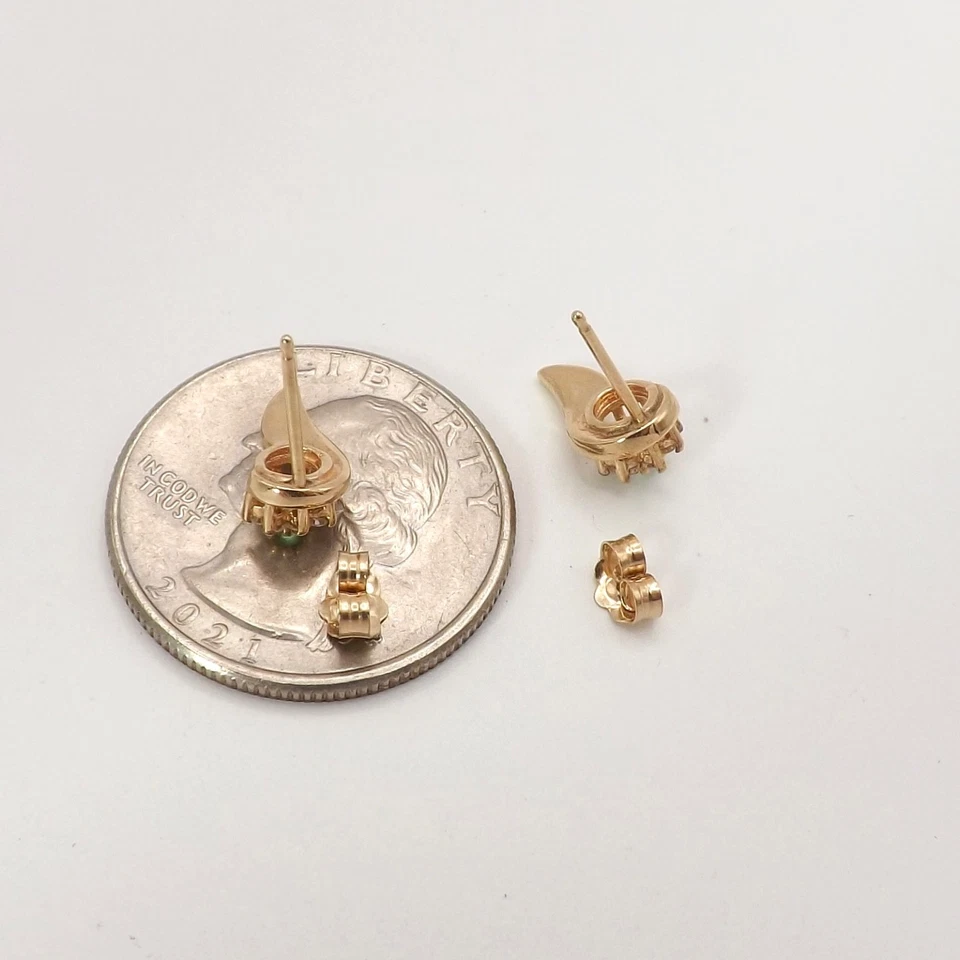 Aretes pequeños de diamantes esmeralda natural con flores de oro de 14k nuevos Foto 4 de 4