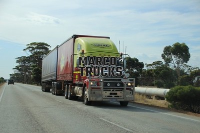 LKW Foto Freightliner Argosy Planensattelzug Australien gelb LINFOX #g7qn