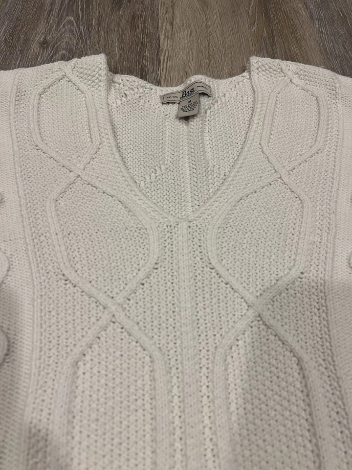 EUC Bass Womens White Cable Knit Sweater, V-Neck, Medium, No Flaws!  - Image 2 of 4