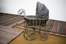Passeggino per bambola in metallo e stoffa, giocattolo, vintage.