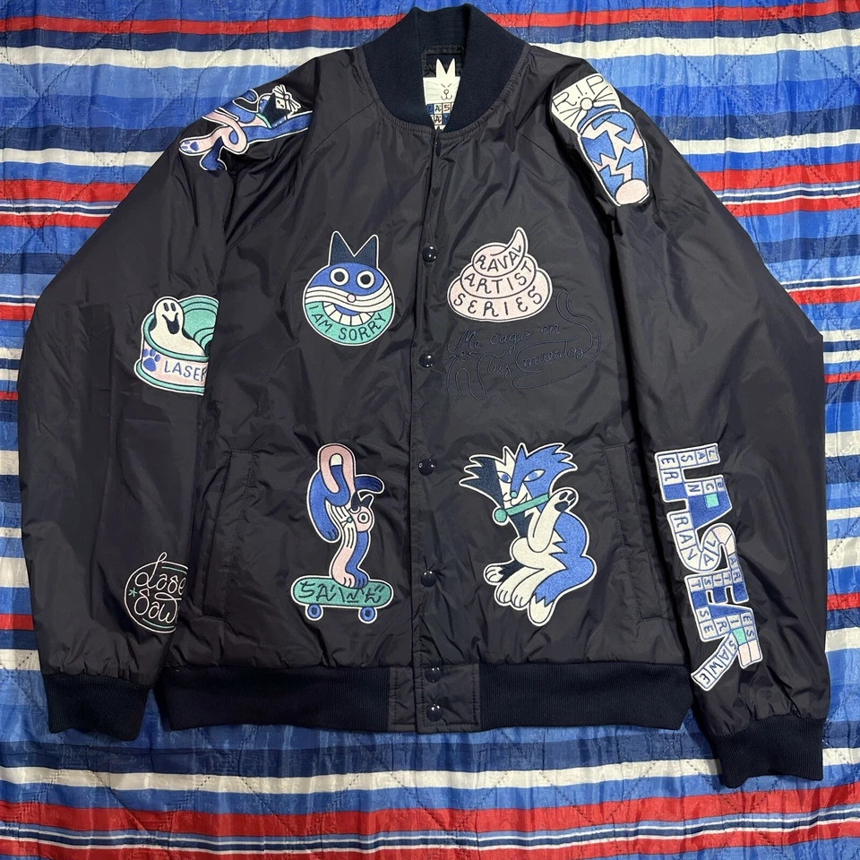 Chaqueta Bomber Rara Laser Barcelona Para Hombre Talla M Abotonada Azul Gatos Bordada Foto 3 de 4