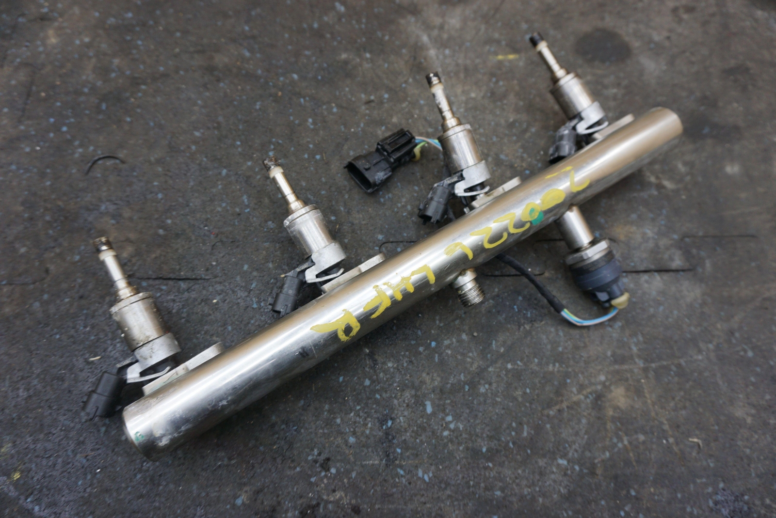 3.9L V8 Fuel Injection Rail Pipe & Injector 326631 Ferrari California T 2015