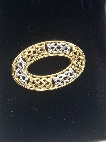 9ct yellow & white gold Oval Celtic brooch weight 2.8 grams with Roller clasp - Picture 3 of 9