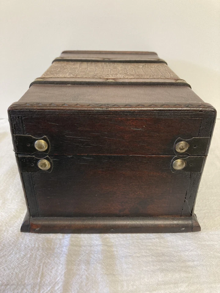 Vtg Wood Jewelry Box Chest Leather Overlay & Straps Metal Accents Clasp Closure - Image 4 of 4