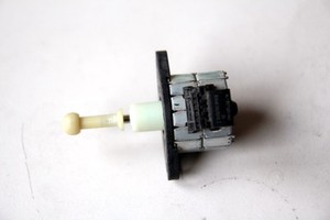 BMW 3 E92 LCI Xenon Scheinwerfer Niveaubereich Regelung Einstellmotor 1307220060