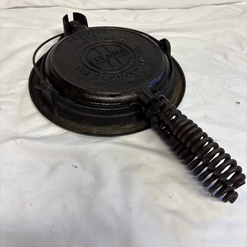 Vintage Antique Griswold No.8 Cast Iron Waffle Iron with low type base Pat 151N
