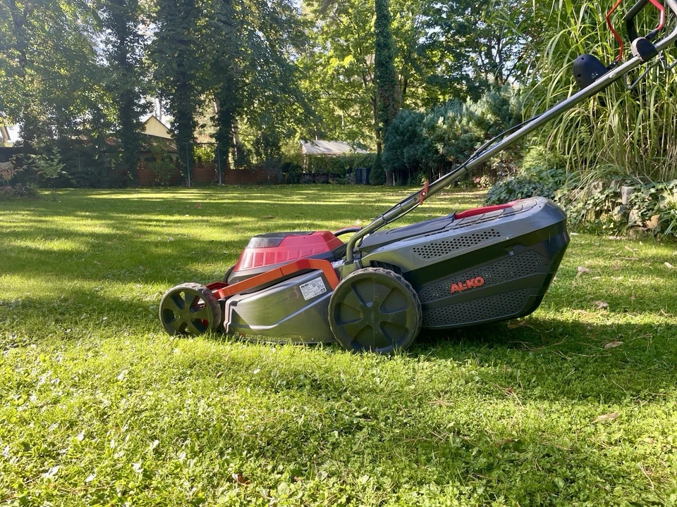 AL-KO Akku-Rasenmäher mit Ladegerät und zwei Akku Elektroplatine defekt