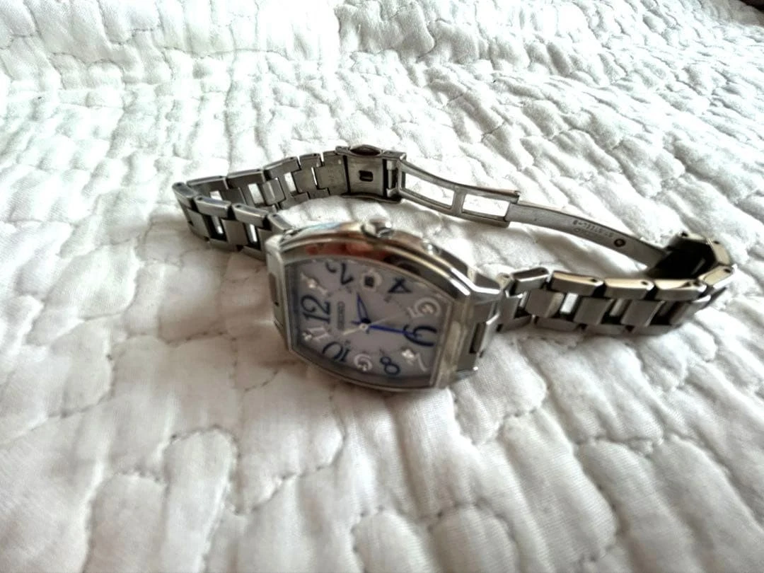 Reloj Pulsera SEIKO LUKIA 1B22-0BC0 Mujer Solar Radio Onda Tonneau Plateado