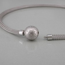 Collier 750/18k Weissgold  "Strickmuster" , Kugel mit Brillanten ca.0,70ct TW/vs