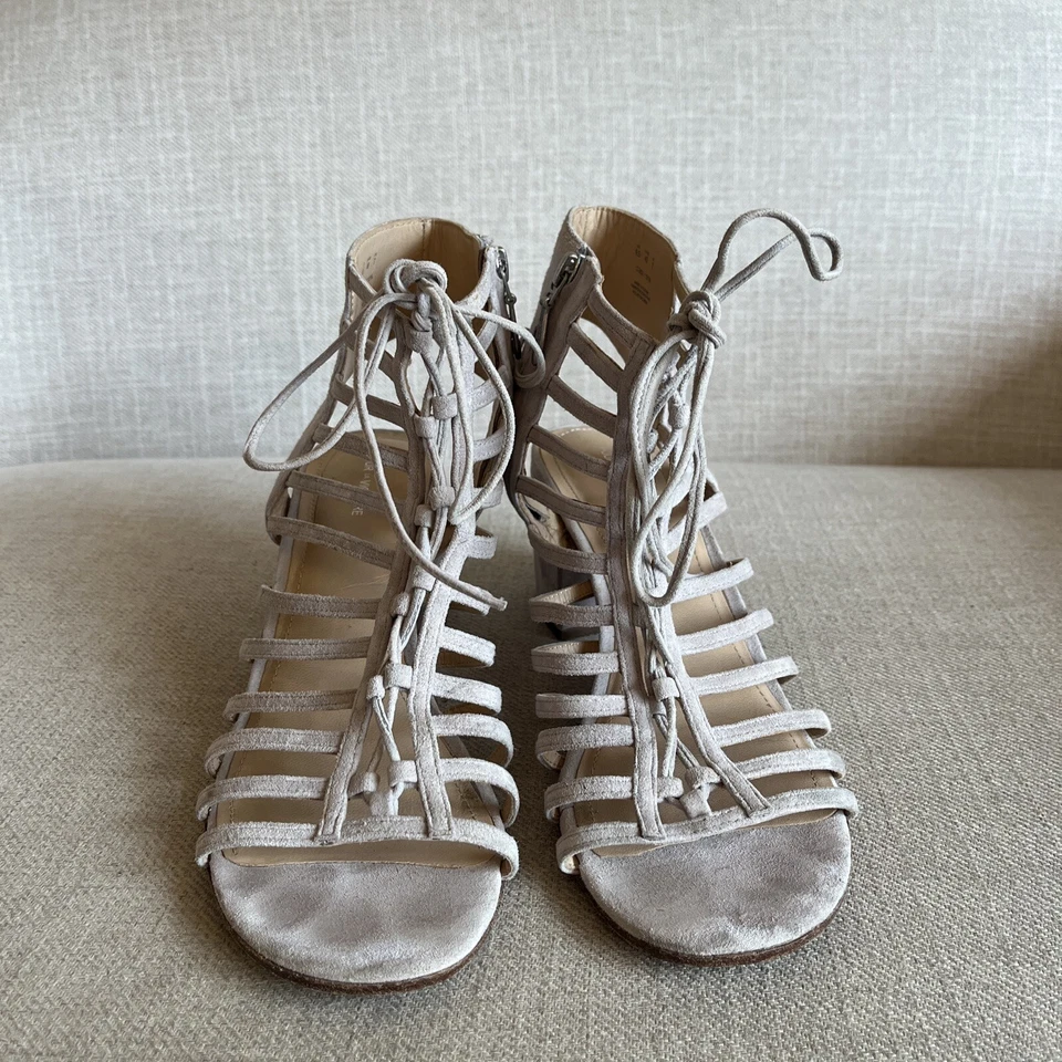 Sandalia Vestido Pour La Victoire Talla 9.5 Amabelle Niño Gamuza Tacón Bloque Color Niebla Foto 2 de 4