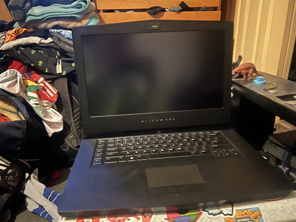 Alienware AW15R3 15.6 inch (1TB + 128GB, Intel Core i7 7th Gen., 3.80GHz, 16GB) - Image 2 of 4