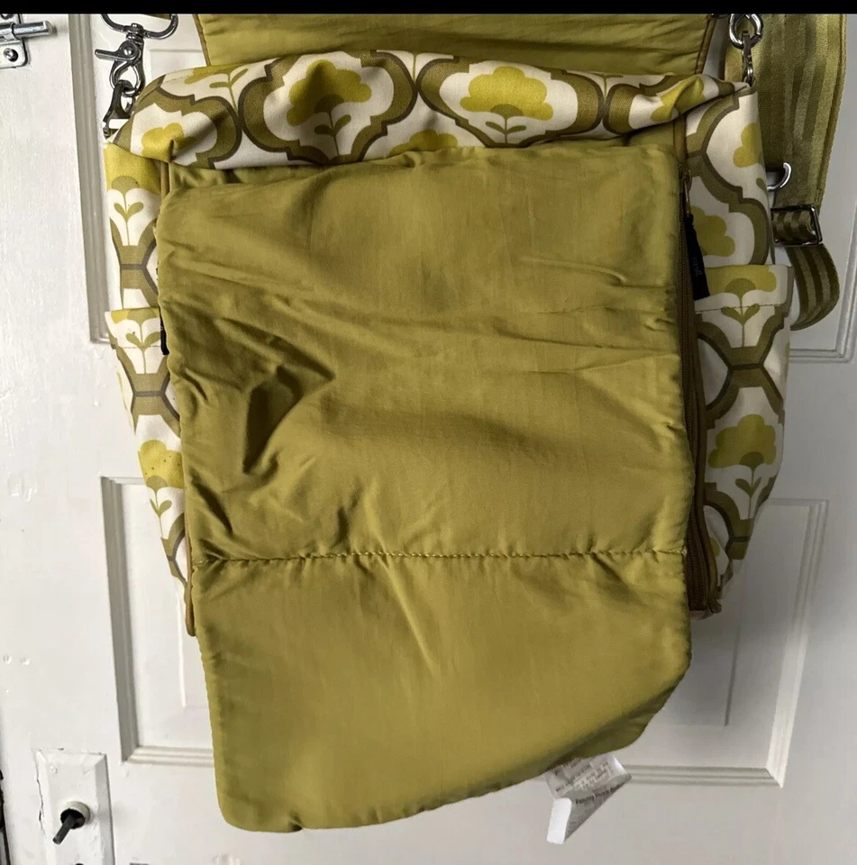 Bolso bandolera convertible de pañales floral con parte inferior de pepinillo de petunia Foto 3 de 4