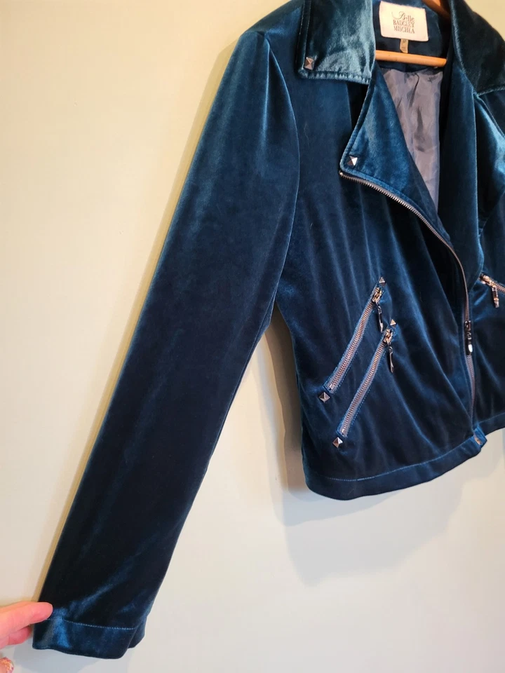 Chaqueta de moto Belle Badgley Mischka de terciopelo verde azulado talla M Foto 3 de 4