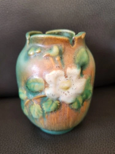 Roseville White Rose Vase. 1940 line. 978-4 in Green.