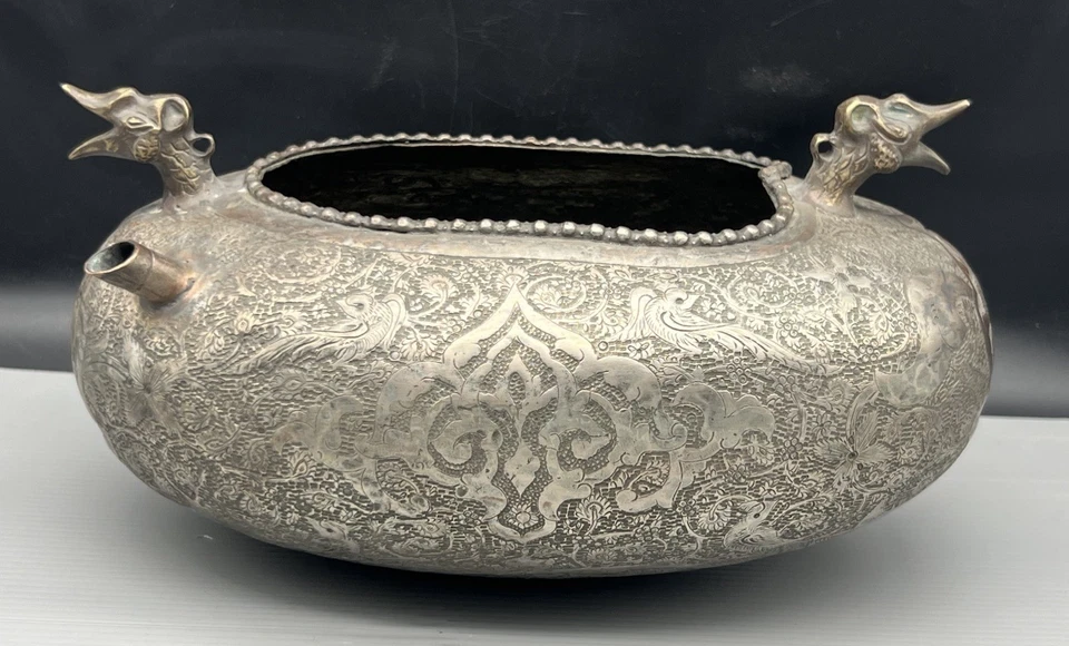 Um Qajar cobre estanhado Kashkul Dervix tigela forma barco cabeça de dragão figura sufi - Imagem 3 de 4