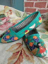 VINTAGE ETHNIC FOLK ART CHICKEN APPLIQUE EMBROIDERY LADY CLOTH SLIPPER SHOES