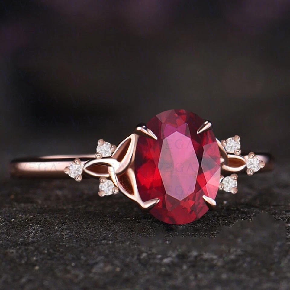 Alianza enchapada en oro rosa de 18 quilates con rubí rojo natural y diamantes en forma ovalada de 4,09 quilates Foto 3 de 4