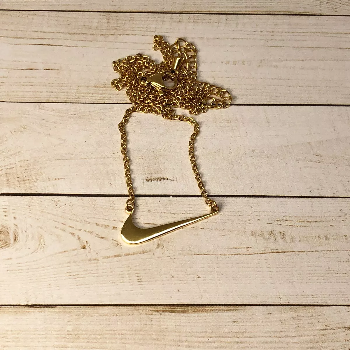 Nike pendant gold outlet
