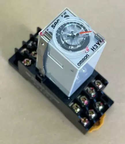 OMRON H3Y H3Y-4 SECOND TIMER 0-10 SEC W/ BASE 2-M4X10
