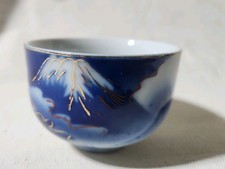 Vtg Japanese Porcelain Tea Sake Cups   Blue & White Mountains Gold Trim