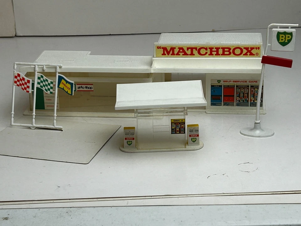 Matchbox MG-1 BP Service Station with Original Box - Image 2 of 4