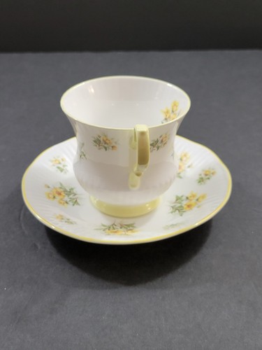 Vintage 1970s Royal Dover Teacup & Saucer Ribbed YELLOW Flowers & Trim England - Picture 4 of 20