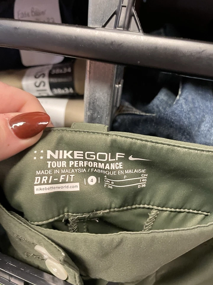 Pantalones cortos Nike Golf Tour Performance verde oliva para dama - talla 4 Foto 3 de 3