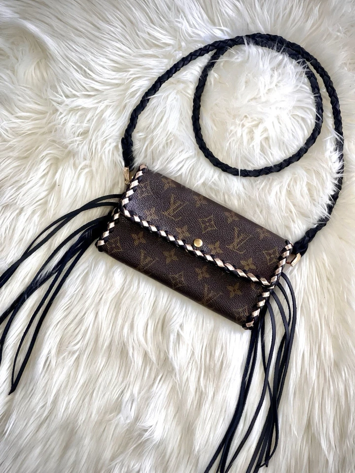 Cartera Bandolera Louis Vuitton Western Flecos Vintage Estilo Boho Trending Foto 2 de 4
