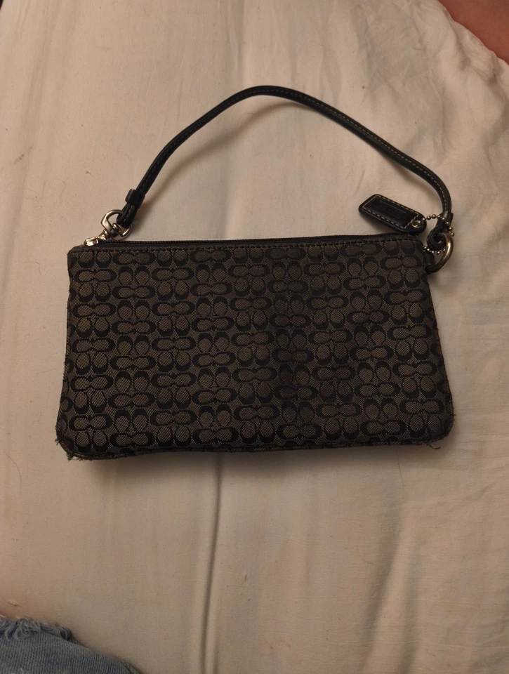 COACH MINI SIGNATURE BUCKLE LARGE SOHO WRISTLET 40585 Wallet  Black and Gray - Image 4 of 4