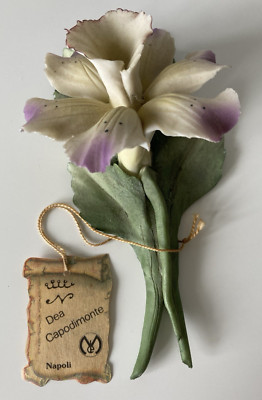 ITALIENISCHE CAPODIMONTE DEKORATIVE PORZELLAN BLUMENFIGUR IN MEHRFARBIGER AUSFÜHRUNG