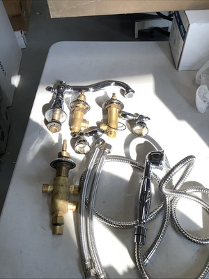 CupC Bathtub Filler w/Sidespray. Chrome. 85H06-CP