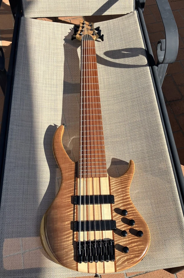 Bajo de 7 cuerdas - Caja abierta Foto 2 de 4